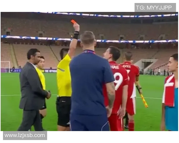 当红足球球星赛场怒火难平引发球队内部气氛紧张